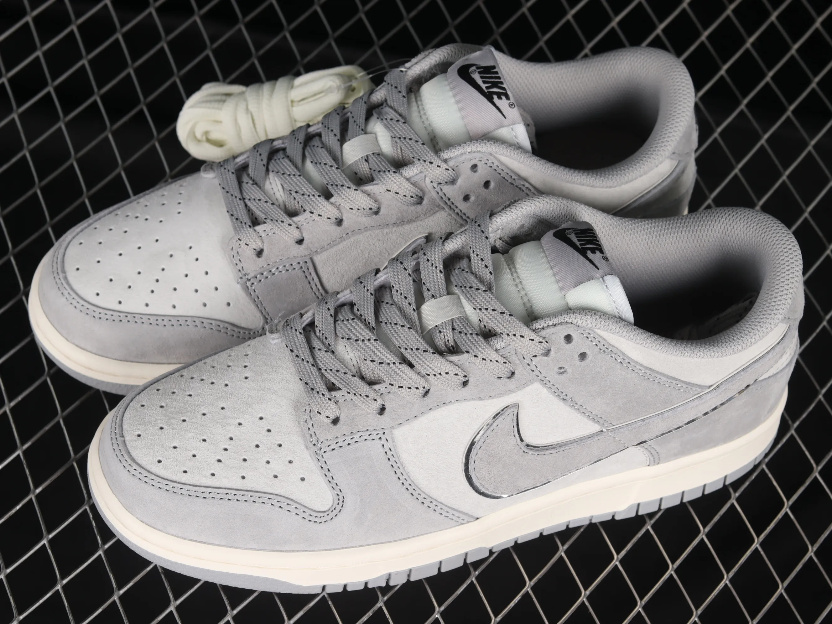 All Categories Nk SB Dunk Series Nk SB Dunk Low Low-top sneakers Otomo Katsuhiro x Nk SB Dunk Low "Steamboy OST" Creative customization collaboration Otomo Katsuhiro joint SB low-top sports casual sneakers DA5563-011